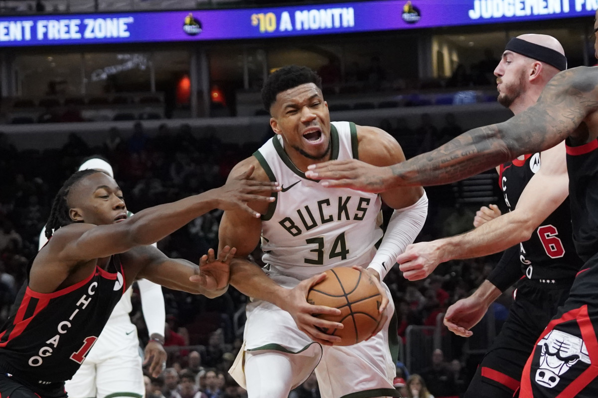 Chicago Bulls guard Alex Caruso (6) defends Milwaukee Bucks forward Giannis Antetokounmpo (34)